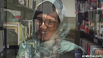 Mia Khalifa enlève son hijab et ses vêtements à la bibliothèque (mk13825)