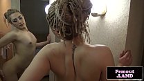 Femmina amatoriale di piccola taglia filmata che si masturba