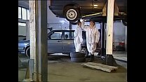 Mulher de alta classe apanhada por mecânicos na garagem