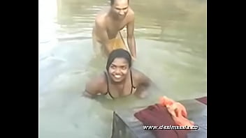 desimasala.co - Молодая девушка купается в реке с прессом для сисек - DesiMasala