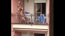 espiando vecino en balcon
