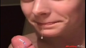 Мачеха принимает сперму в ее великолепные розовые губы