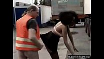 外の成熟したトラック運転手に乗っている黒い売春婦