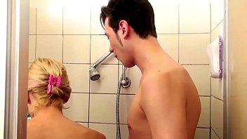 Madrasta alemã ajuda filho no banho e seduz para foder