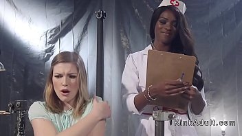 Ebony Krankenschwester anal fickt brünetten Patienten