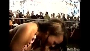 Зрители смотрят, как парень трахает девушку на спортивном стадионе