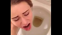 ホットブルネットの十代の女はトイレで彼氏の小便を飲み込む