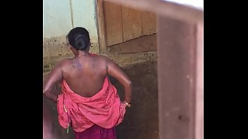 Desi village cornée bhabhi spectacle de bain nue capturée par caméra cachée