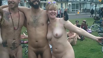 Brighton 2015 Naked Bike Ride Part2 [Avertissement contient de la nudité frontale complète}