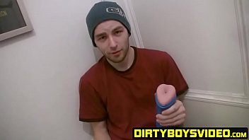 Skatista excêntrico boi Kyle brincando com um brinquedo sexual sozinho