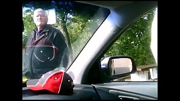 Velho desagradável espia o cara que está se mexendo em um carro - Streampornvids.com