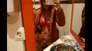 Bionda arrapata in bagno pubblico in cerca di sesso