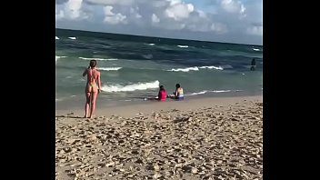 Yanina Monferrer sur la plage
