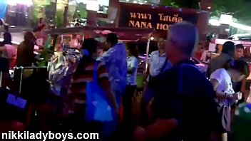 Rua pedonal com Ladyboys trabalhando no Nana Plaza Bangkok