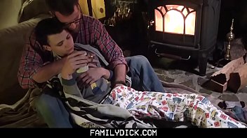 FamilyDick-stepDaddyは彼を激しくセックスすることによって彼の濡れた底の男の子を暖めます