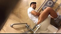 Behaarte männliche Pyjero genießt Handjob im Badezimmer