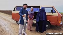 L'uomo arabo vende la propria figlia
