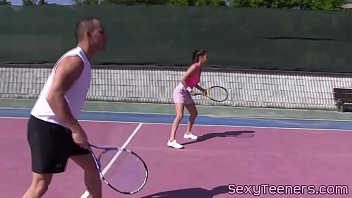 Fourway Teens werden auf dem Tennisplatz gefickt