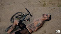 Hombre tatuado de cuerpo completo en bicicleta se desnuda y muestra su polla de prepucio sin cortar