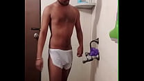 Chico indio sexy en la ducha