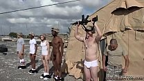 Бисексуальная освободительная армия и паренек раздеваются в трусах-боксерах, гей порно