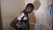 Musculoso joven africano ducha levantamiento