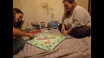 Fat Bitch perd son jeu de Monopoly et se reproduit en conséquence