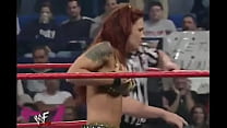 WWEディーバトリッシュストラタスがブラとパンティーに剥ぎ取られた（生2000年10月23日）
