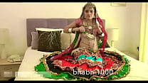 Гуджаратская индийская крошка из колледжа Jasmine Mathur Garba танцует и показывает бобс