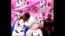 o profeta Titto beija sua esposa e empregada doméstica por amor bíblico a todos