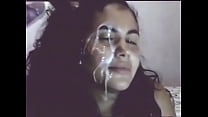 Молодая девушка принимает сперму в лицо