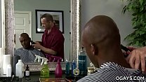Sexe gay interracial chez le coiffeur