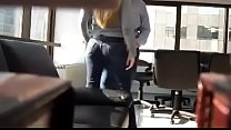 Assistente di ufficio succhiare il cazzo al lavoro