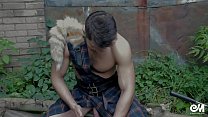 Netter hemdloser Kerl im schottischen Kilt, der mit Hahn nach harter Arbeit spielt