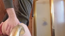 Twink Boy furzt eine riesige Ladung Sperma aus einem 57 Jahre alten Hookup heraus