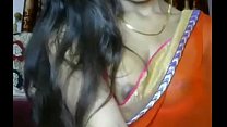 Chica mostrando tetas pezones en sari