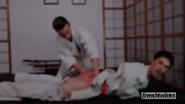 Dois jovens judocas Enzo Lemercier e Timy Detours transando no tatame