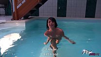 Brunette avec le coffre plat pilonné dans une piscine publique POV