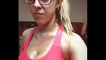 Die feuchten Titten von Nati Jota nach dem Fitnessstudio