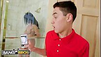 BANGBROS - Juan El Caballo Loco espionne sa belle-mère en milf sous la douche