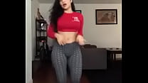 Wie sie sich bewegt, tanzt sie sehr sexy