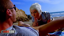 Milky Cooper и Leo Galvez развлекаются анальным сексом на пляже
