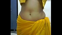 Sexy ragazza indiana che balla mosse e tette erotiche in topless mostrano in saree {myhotporn.com}