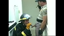 Pompiere gay succhia il cazzo di ufficiale di polizia, poi restituisce il favore