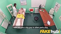 Masajista de hospital falsa caliente coño mojado y orgasmos de chorros curan el dolor de espalda
