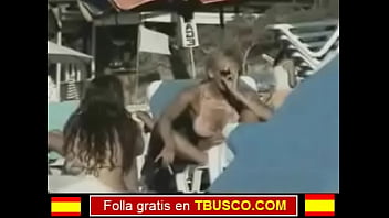 Белен Эстебан в бикини на пляже