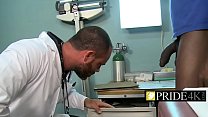 Médico gay excêntrico verificando vara preta real
