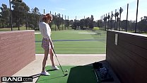 Nadya Nabakova zeigt ihre Muschi auf dem Golfplatz