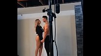 Sesión de fotos modelo caliente con novio sexy