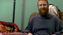 Chris, ein Sträfling mit roten Haaren, bereitet seinen Schwanz auf einen Blowjob vor